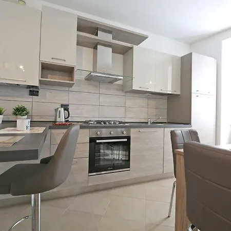 Dreams Apt, Pool, With Private Garden, Near דירה